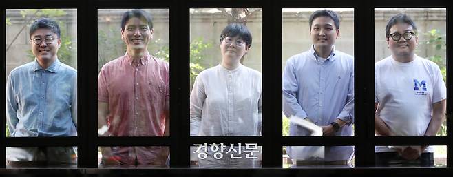 지역기반 라이프스타일 분야 청년 창작자 육성을 위해 뭉친 전문가들과 청년들이 지난 5일 서울 서대문구 연남장에서 포즈를 취하고 있다. 홍주석 어반플레이 대표, 멘티 오병훈씨, 고선영 재주상회 대표, 멘티 김성용씨, 이창길 인천 개항로 대표. (왼쪽부터). 서성일 선임기자