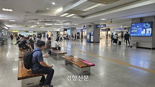 충북 청주 오송역 3층 맞이방에서 15일 이용객들이 열차를 기다리고 있다. 이삭 기자.