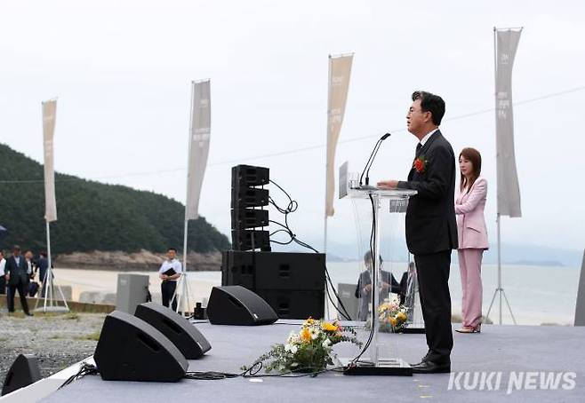 김태흠 충남지사가 15일 소노호텔앤리조트 원산도 관광단지 기공식에서 축사를 하고 있다.