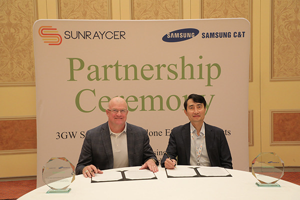 A signing ceremony between Samsung C&T Renewables and Sunraycer Renewables. [Courtesy of Samsung C&T]