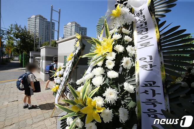 대전의 초등학교 교사가 극단적인 선택으로 숨진 가운데 지난 8일 재직했던 대전 유성구에 위치한 초등학교 정문에 고인을 추모하는 근조화환이 놓여져 있다. /사진=뉴스1