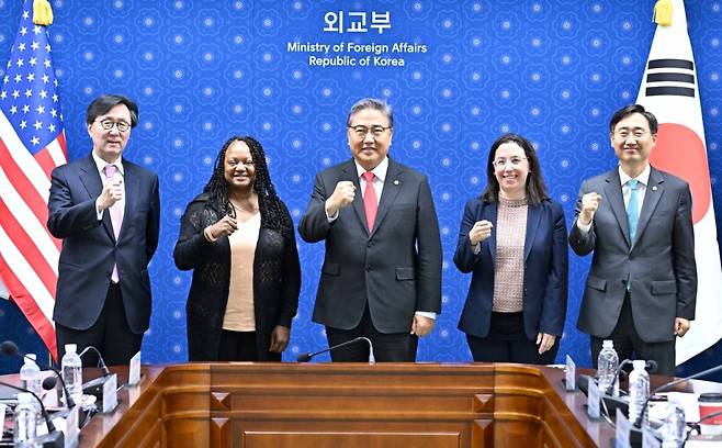 박진 외교부장관이 15일 서울 종로구 외교부에서 개최된 제4차 한미 고위급 확장억제전략협의체(EDSCG) 회의를 격려 방문하여 한미 수석대표들과 기념 촬영을 하고 있다.  /사진제공=외교부