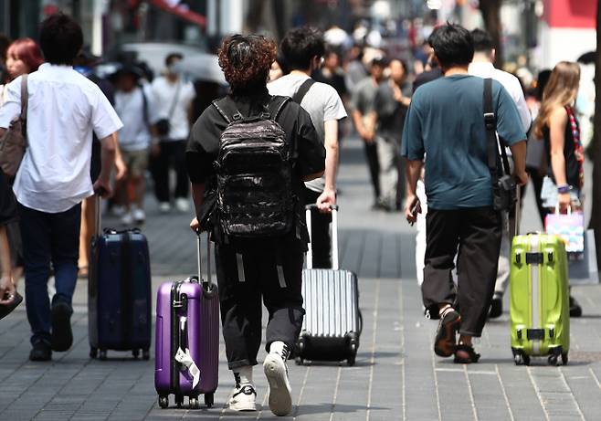 웨이보 등 중국 사회관계망서비스(SNS)에는 일본제품 불매운동(노재팬) 분위기가 한국으로 번져 한국으로 여행을 가지 않겠다는 게시글이 다수 게재됐다. 사진은 지난 14일 서울 중구 명동거리에서 중국인 관광객들이 캐리어를 끌고 이동하는 모습. /사진=뉴스1
