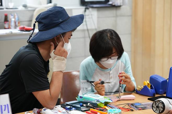 성동구 리페어 카페에서 주민이 제품을 고치고 있는 모습. [성동구 제공]