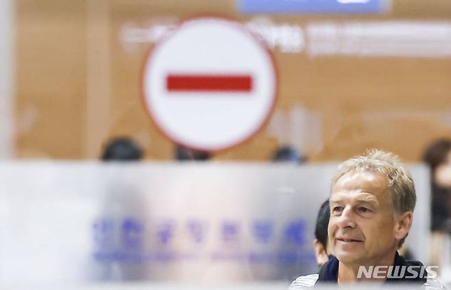 [인천공항=뉴시스] 정병혁 기자 = 한국 남자 축구 국가대표팀을 이끄는 위르겐 클린스만 감독이 14일 인천국제공항 제2터미널을 통해 입국하고 있다. 2023.09.14. jhope@newsis.com