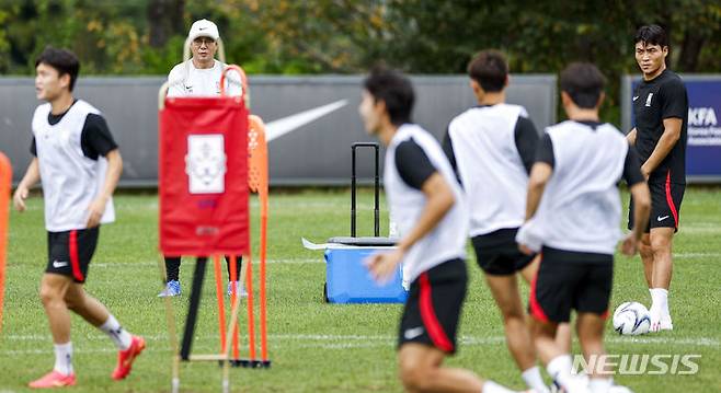 [파주=뉴시스] 정병혁 기자 = 황선홍 항저우 아시안게임 남자축구대표팀 감독이 14일 경기 파주시 파주국가대표트레이닝센터(NFC)에서 선수들의 훈련을 바라보고 있다. 2023.09.14. jhope@newsis.com