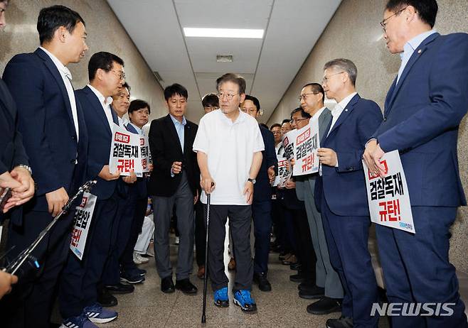 [서울=뉴시스] 이영환 기자 = 단식 투쟁 16일차인 이재명 더불어민주당 대표가 15일 오전 서울 여의도 국회에서 당대표실로 향하고 있다. (공동취재사진) 2023.09.15. photo@newsis.com