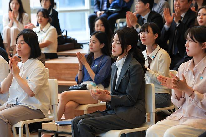 [서울=뉴시스] 윤석열 대통령 부인 김건희 여사가 15일 서울 중구 커뮤니티하우스 마실에서 열린 '괜찮아, 걱정마' 마음건강을 위한 대화에서 참석자들의 경험 및 소감을 경청하고 있다. 마음건강을 위한 대화는 정신건강 활동가, 자살시도 후 회복자, 자살예방 서포터즈, 자살 유족, 자살위기극복 특별위원회 위원 등이 참석했다. (사진=대통령실 제공) 2023.09.15. photo@newsis.com *재판매 및 DB 금지