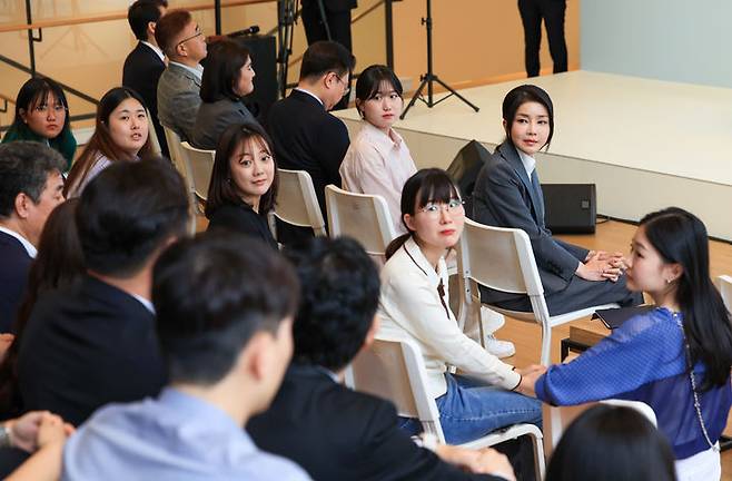 [서울=뉴시스] 윤석열 대통령 부인 김건희 여사가 15일 서울 중구 커뮤니티하우스 마실에서 열린 '괜찮아, 걱정마' 마음건강을 위한 대화에서 참석자들의 경험 및 소감을 경청하고 있다. 마음건강을 위한 대화는 정신건강 활동가, 자살시도 후 회복자, 자살예방 서포터즈, 자살 유족, 자살위기극복 특별위원회 위원 등이 참석했다. (사진=대통령실 제공) 2023.09.15. photo@newsis.com *재판매 및 DB 금지