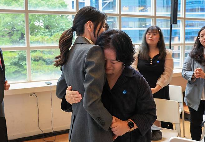 [서울=뉴시스] 윤석열 대통령 부인 김건희 여사가 15일 서울 중구 커뮤니티하우스 마실에서 열린 '괜찮아, 걱정마' 마음건강을 위한 대화에서 참석자들을 위로하고 있다. 마음건강을 위한 대화는 정신건강 활동가, 자살시도 후 회복자, 자살예방 서포터즈, 자살 유족, 자살위기극복 특별위원회 위원 등이 참석했다. (사진=대통령실 제공) 2023.09.15. photo@newsis.com *재판매 및 DB 금지