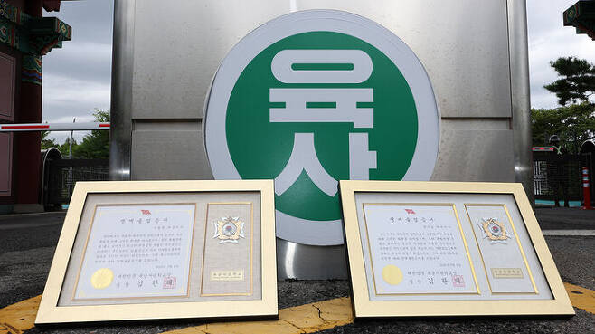 육사 입구에 놓여 있는 독립운동가 윤기섭·이상룡 선생과 지청천 장군의 후손들이 반납한 육사 명예졸업증서