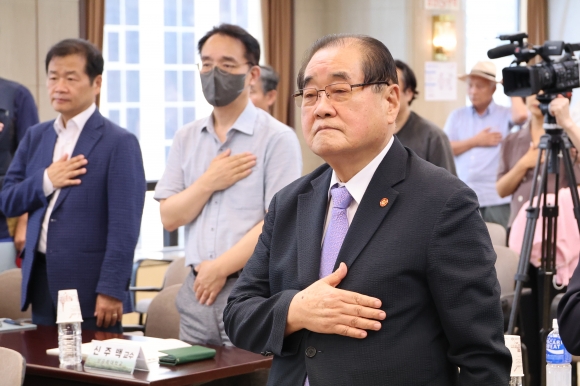 국기에 경례하는 이종찬 광복회장 - 이종찬 광복회장이 17일 오후 서울 중구 프레스센터에서 열린 ‘2023년 운암 김성숙 학술심포지엄’에서 국기에 경례하고 있다. 2023.8.17 연합뉴스