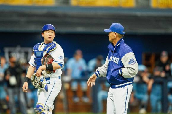 JTBC 예능프로그램 '최강야구'의 박재욱 포수(왼쪽)와 김성근 감독
