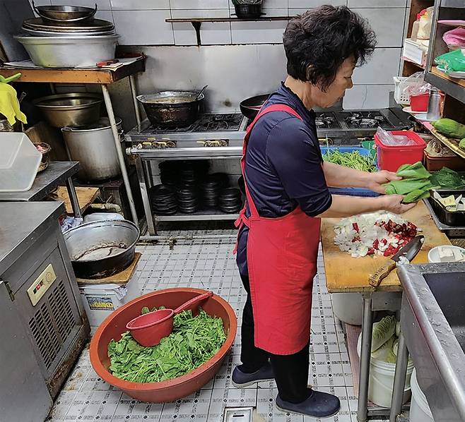 9월12일 오후 서울 용산구의 한 식당 주방에서 업주가 채소를 손질하고 있다. ⓒ시사저널 오종탁