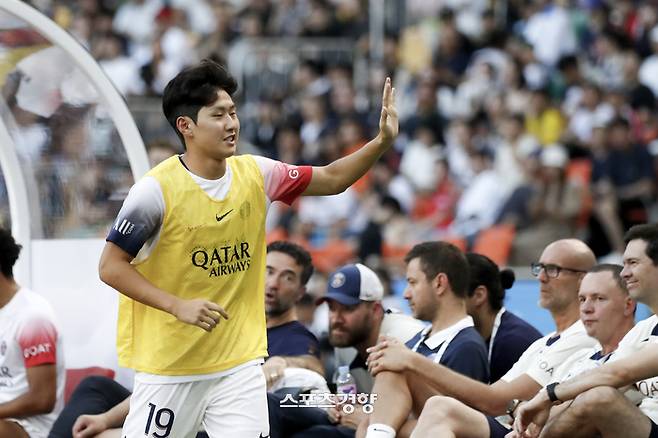 프리시즌 투어를 위해 방한한 파리 생제르맹(PSG) 이강인이 지난달 3일 부산아시아드주경기장에서 열린 K리그1 전북 현대와의 쿠팡플레이 3차전 경기에서 준비 운동을 하고 있다. 문재원 기자