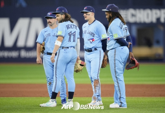 15일(한국시간) 토론토 선수단이 아쉬운 표정을 짓고 있다. /AFPBBNews=뉴스1