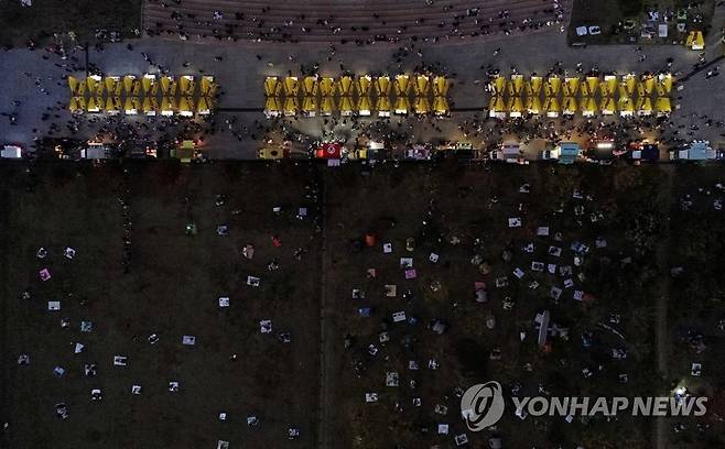 달빛야시장 앞 옹기종기 [연합뉴스 자료사진]