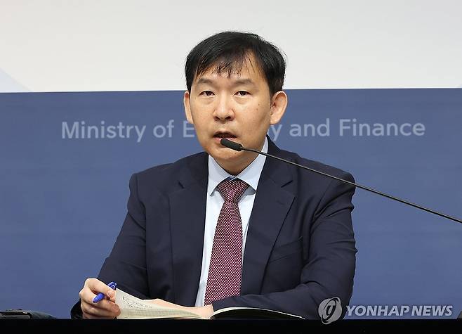 9월 최근경제동향 설명하는 이승한 경제분석과장 (세종=연합뉴스) 김주형 기자 = 이승한 기획재정부 경제분석과장이 15일 오전 세종시 정부세종청사에서 2023년 9월 최근경제동향을 브리핑하고 있다. 2023.9.15 kjhpress@yna.co.kr