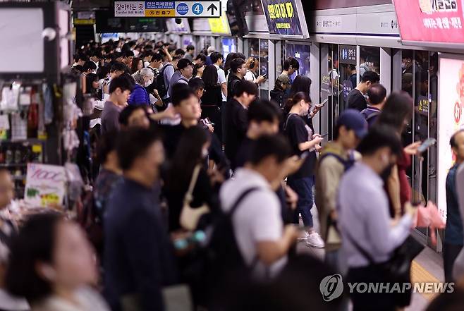 철도노조 파업 이틀 째, 붐비는 1호선 (서울=연합뉴스) 윤동진 기자 = 전국철도노동조합 파업 이틀 째인 15일 오전 서울역 1호선 승강장이 출근길 시민들로 붐비고 있다. 2023.9.15 mon@yna.co.kr