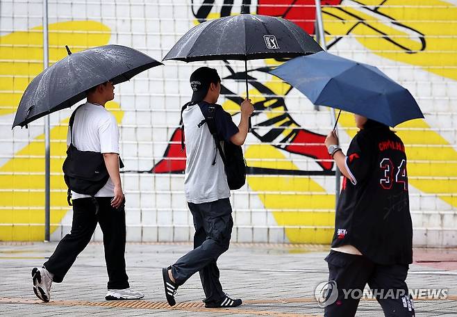 가을비 (광주=연합뉴스) 조남수 기자 = 14일 오후 광주 북구 임동에서 시민들이 내리는 가을비에 우산을 쓰고 걸어가고 있다. 2023.9.14 iso64@yna.co.kr