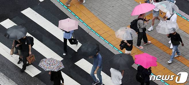 가을비가 내리는 13일 오후 서울 마포구 홍대입구역 사거리에서 우산을 쓴 시민들이 발걸음을 재촉하고 있다. 2023.9.13/뉴스1 ⓒ News1 이동해 기자