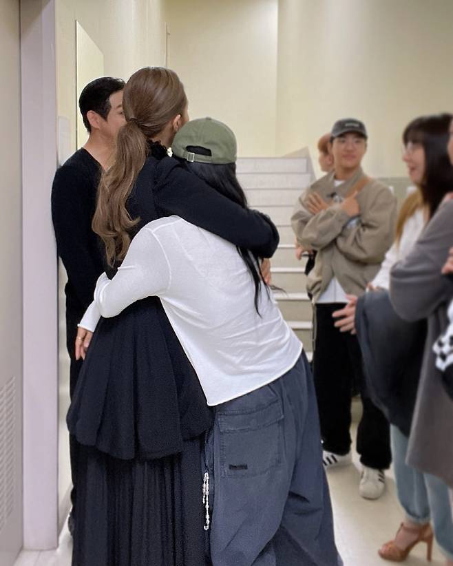 Singer Lee Hyori showed affection to Ock Joo-hyun.Ock Joo-hyun posted a video on his instagram on the 16th, saying, Thank you very much for stepping into Manderly.In the video, Lee Hyori and Kim Wan-sun visit the concert hall to support Ock Joo-hyun and Tei, who are performing for the 10th anniversary of the musical Rebecca. Four people standing affectionately and smiling at the camera.Tei said, Thank you for coming, and Lee Hyori congratulated him on Congratulations on the 10th anniversary of Rebecca.Lee Jin, who is also in the Ock Joo-hyun bosom, is also open to the public, and Lee Jin is left with a heart emoticon comment, and the friendship of Fin.K.L is still good.Meanwhile, the group Fin.K.L made its debut with its 1st album Blue Rain in 1998 and celebrated its 25th anniversary this year. It made headlines by appearing as a complete group of Fin.K.L on JTBCs Cam Fin.K.Lrup, which aired in 2019.