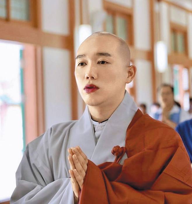 합장하고 있는 꽃스님. 색조 화장은 전혀 하지 않은 것으로 알려졌다. /인스타그램