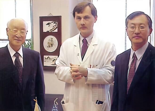 차 소장(오른쪽)과 차병원 창립자인 아버지 차경섭(왼쪽) 이사장. 99년 미국에 설립한 차병원 불임센터에서 컬럼비아대 닥터 로보와 함께 찍은 사진. /차병원