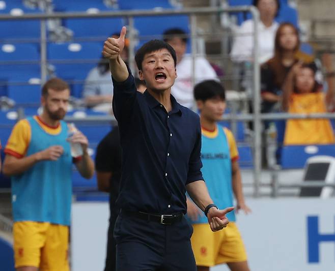 <YONHAP PHOTO-3739> 지시하는 이정효 감독     (울산=연합뉴스) 김용태 기자 = 3일 울산 문수축구경기장에서 열린 프로축구 하나원큐 K리그1 울산 현대와 광주FC의 경기에서 광주 이정효 감독이 선수들에게 지시하고 있다. 2023.9.3     yongtae@yna.co.kr/2023-09-03 18:36:10/ <저작권자 ⓒ 1980-2023 ㈜연합뉴스. 무단 전재 재배포 금지.>