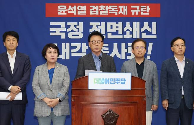 박광온 더불어민주당 원내대표가 16일 오후 서울 여의도 국회에서 열린 긴급 의원총회를 마치고 결의문을 발표하고 있다. 이날 민주당 의원총회에서는 단식 17일차를 맞는 이재명 대표의 건강을 우려, 대책을 논의했다./뉴스1