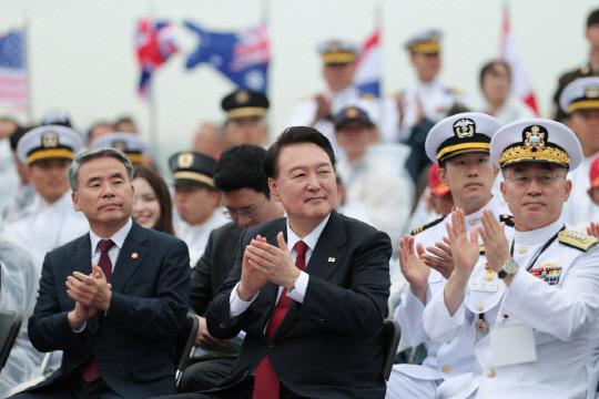 윤석열 대통령이 15일 인천항 수로에서 열린 제73주년 인천상륙작전 전승행사에서 해군 상륙함 노적봉함에 탑승해 박수를 치고 있다. 연합뉴스