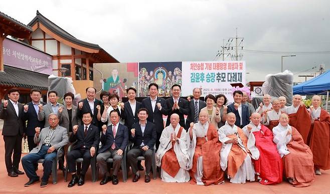 처인승첩 기념 김윤후 승장 추모 다례재 참석자들이 기념촬영을 하고 있다.(왼쪽에서 네 번째가 이상일 시장, 여섯 번째가 법경 스님)ⓒ