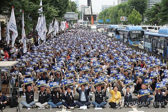 전국철도노동조합(철도노조) 파업 사흘째인 16일 오후 서울 용산구 남영역 인근에서 열린 '철도노조 총파업 승리 결의대회'에서 조합원들이 철도 민영화 정책 중단 등을 요구하며 구호를 외치고 있다. /사진=연합뉴스