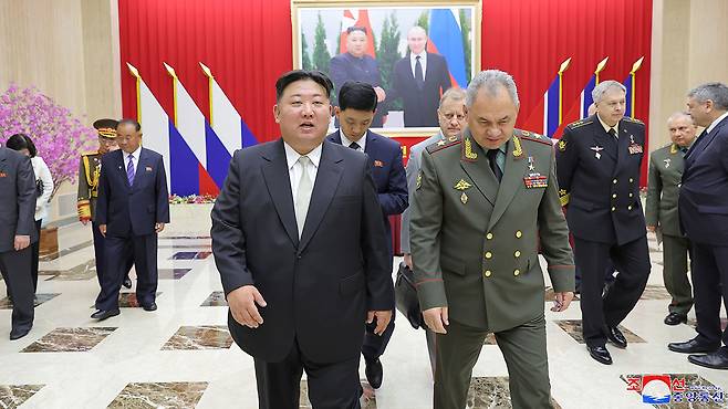 김정은 북한 국무위원장과 쇼이구 러시아 국방부 장관 [조선중앙통신]