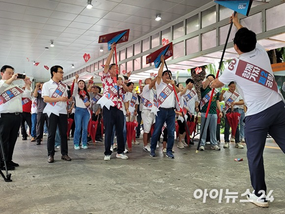 '알·걷다' 출정식에 참석한 포럼 관계자와 시민들이 종이비행기를 날리는 퍼포먼스를 하고 있다. [사진=박태진 기자]