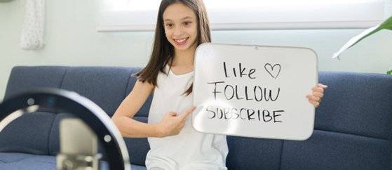 지난달 미국에서 최초로 키즈 유튜버 수익보호법을 통과시킨 주(州)가 나왔다. 사진은 '구독, 팔로우, 좋아요' 버튼을 눌러달라고 부탁하는 키즈 유튜버. 사진 인터내셔널 바 어소시에이션 캡처