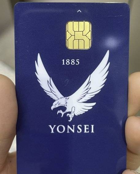 연세대는 2020년에 이어 올해에도 학생증 리뉴얼에 나섰다. 새로운 학생증은 푸른색 배경에 상징인 독수리가 담겼다. 이찬규 기자