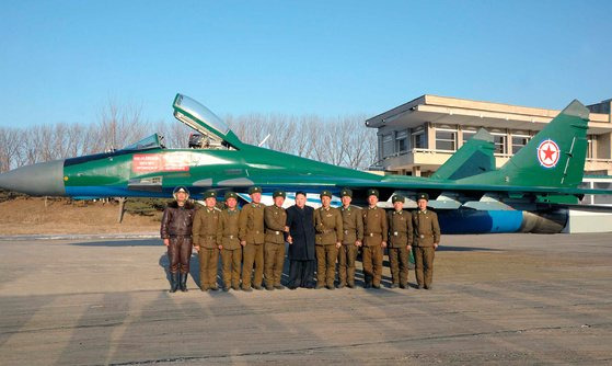 김정은 북한 국무위원장이 북한의 주력기인 미그-29를 배경으로 북한 공군 전투기 조종사들과 기념 사진을 찍고 있다. 조선중앙통신