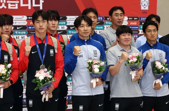 U-17 축구대표팀 귀국   (영종도=연합뉴스) 김인철 기자 = 아시아축구연맹(AFC) U-17 아시안컵에서 준우승을 차지한 17세 이하(U-17) 남자 축구대표팀 변성환 감독과 선수들이 4일 오전 인천국제공항 제2터미널에서 귀국한 뒤 기념촬영을 하고 있다. 2023.7.4   yatoya@yna.co.kr (끝)  〈저작권자(c) 연합뉴스, 무단 전재-재배포 금지〉