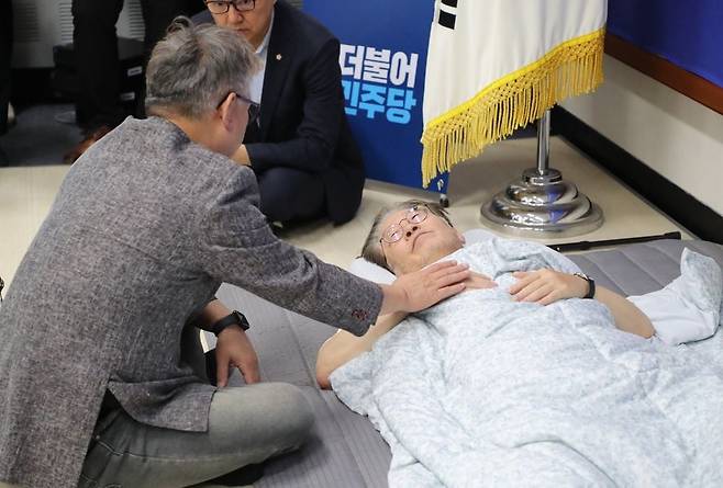 지난 15일 단식 투쟁 16일차인 이재명 더불어민주당 대표가 국회 당대표실에서 조응천 의원을 만나고 있는 모습. 사진=연합뉴스