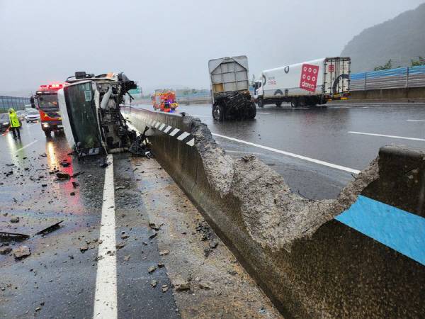 16일 경남 진주시 진성면 남해고속도로 진성IC 인근에서 부산 방향으로 가던 화물차가 중앙분리대를 들이받고 운전석 부분이 분리돼 현장에서 사고 수습이 이뤄지고 있다. 경남소방본부 제공 연합뉴스
