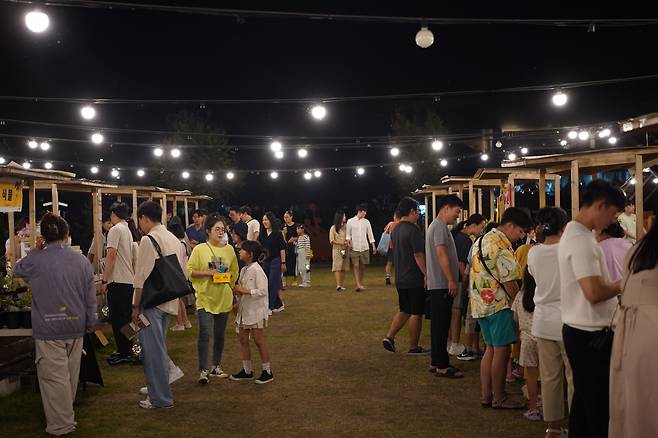 Nighttime flea market at Sejong National Arboretum (Lee Si-jin/The Korea Herald)