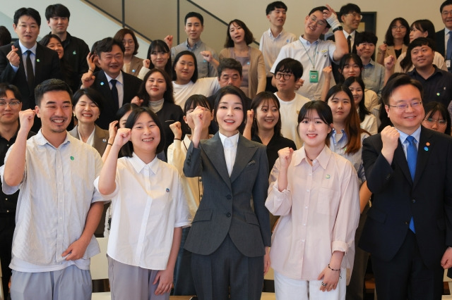 윤석열 대통령 부인 김건희 여사가 15일 서울 중구 커뮤니티하우스 마실에서 열린 '괜찮아, 걱정마' 마음건강을 위한 대화에서 참석자들과 기념촬영을 하고 있다. 대통령실 제공