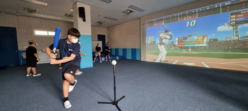 인천 명현초에 설치한 VR 스포츠실에서 학생들이 야구 등을 하고 있다. 시교육청 제공