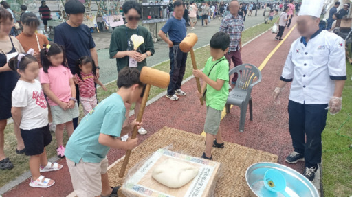 16일 소래포구 축제에 참여한 어린이들이 떡 메치기를 하고 있다. 홍승주기자