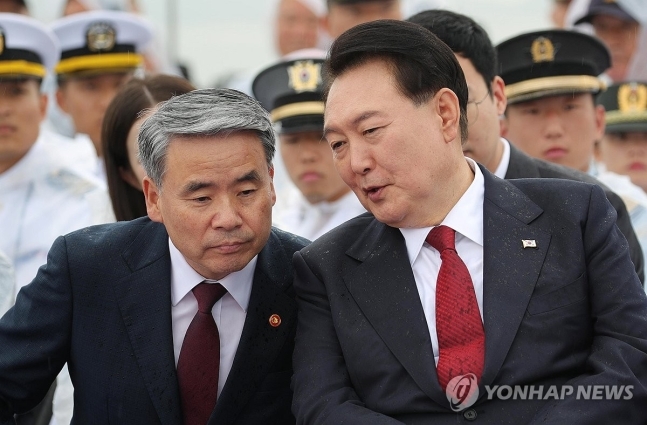 윤석열 대통령이 15일 인천항 수로 및 팔미도 근해 노적봉함에서 열린 제73주년 인천상륙작전 전승기념식에서 이종섭 국방부 장관과 대화하고 있다.[사진 제공 = 연합뉴스]