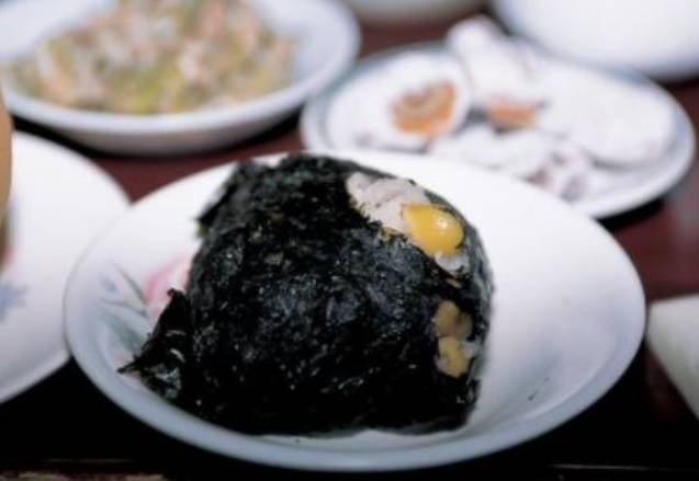 조선시대 이전부터 한국에서 먹기 시작한 김쌈. 김밥과 형태나 만드는 방법에 차이가 있다.