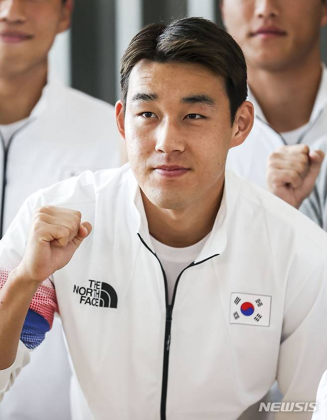 [인천공항=뉴시스] 정병혁 기자 = 2022 항저우아시안게임에 출전하는 남자축구대표팀 송민규가 16일 인천국제공항 제1터미널 출국장에서 출국에 앞서 기념촬영을 하고 있다. 2023.09.16. jhope@newsis.com