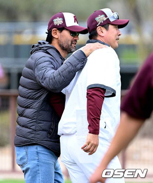 [OSEN=스코츠데일(미국 애리조나주), 지형준 기자] 14일(한국시간) 미국 애리조나주 스코츠데일에 위치한 솔트리버필즈 앳 토킹스틱에 스프링캠프를 차린 키움 히어로즈.박찬호가 키움 캠프를 찾아 홍원기 감독과 인사를 나누고 있다. 2023.02.14 /jpnews@osen.co.kr
