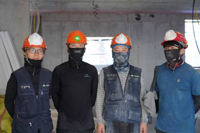 ▲<프레시안>은 지난 6일 경기도의 한 아파트 건설현장에서 자재‧세대정리팀에서 작업반장으로 일하고 있는 45살 권원영 씨를 만났다. 사진은 권원영 씨(왼쪽 첫번째)와 동료들. ⓒ프레시안(박정연)